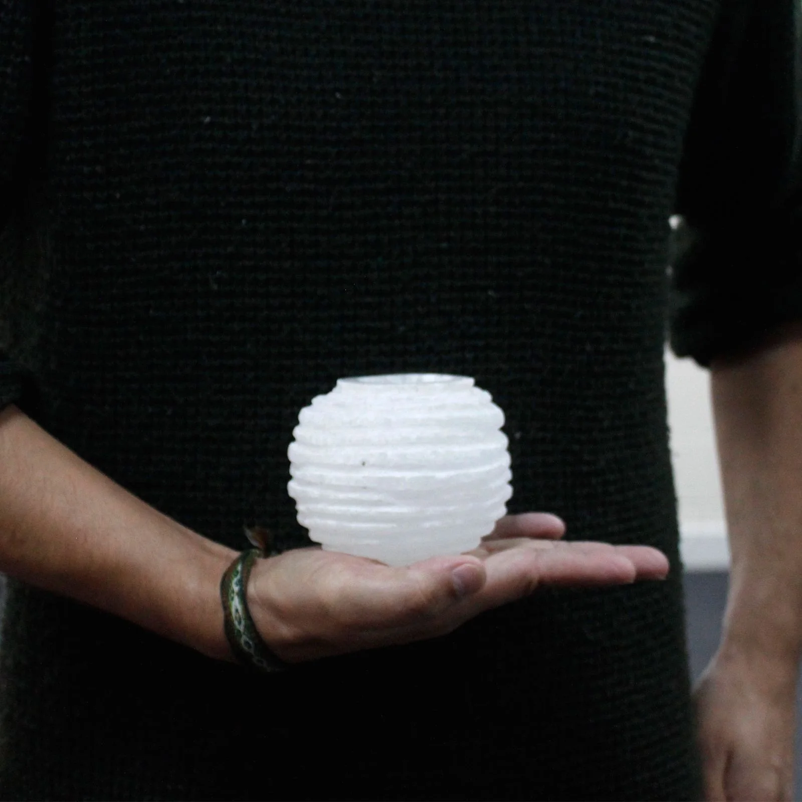 Svietnik zo selenitu – Snowball, 8 cm – fotka 4