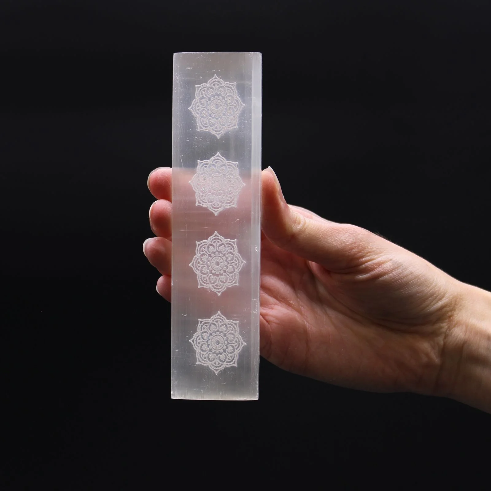 Plochá selenitová platňa 15 cm – mandala – fotka 1