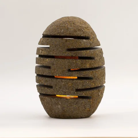 Svietnik z riečneho kameňa – stojaci kameň s výrezmi, 10 × 13 × 22 cm