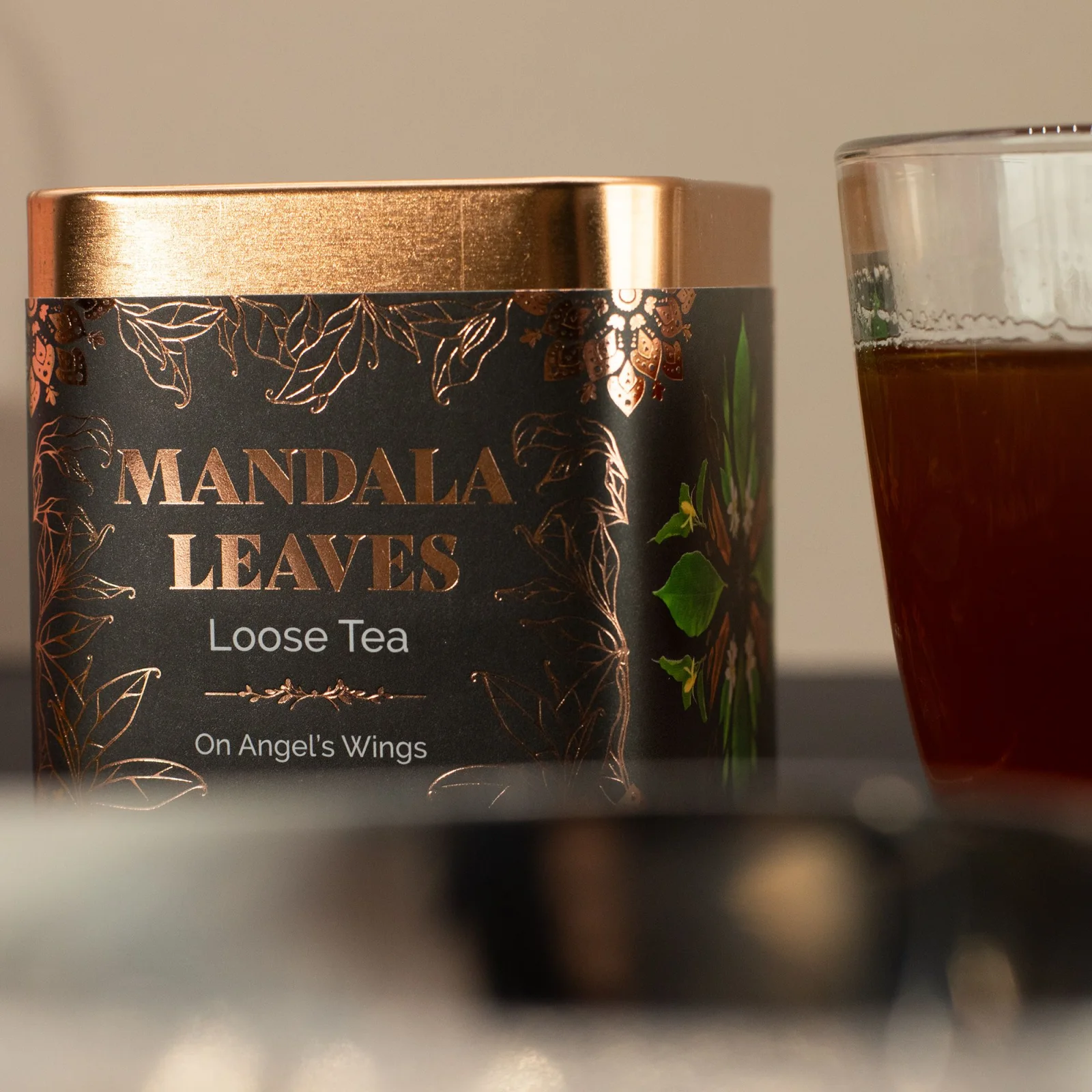 Ovocný čaj On Angels Wings – pu-erh, maté a bobule, 50 g, plechovka – fotka 5