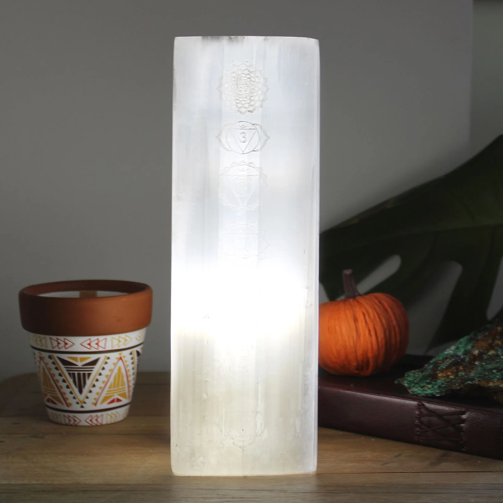 Selenitová lampa v tvare bloku – motív čakier, 25 cm – fotka 1