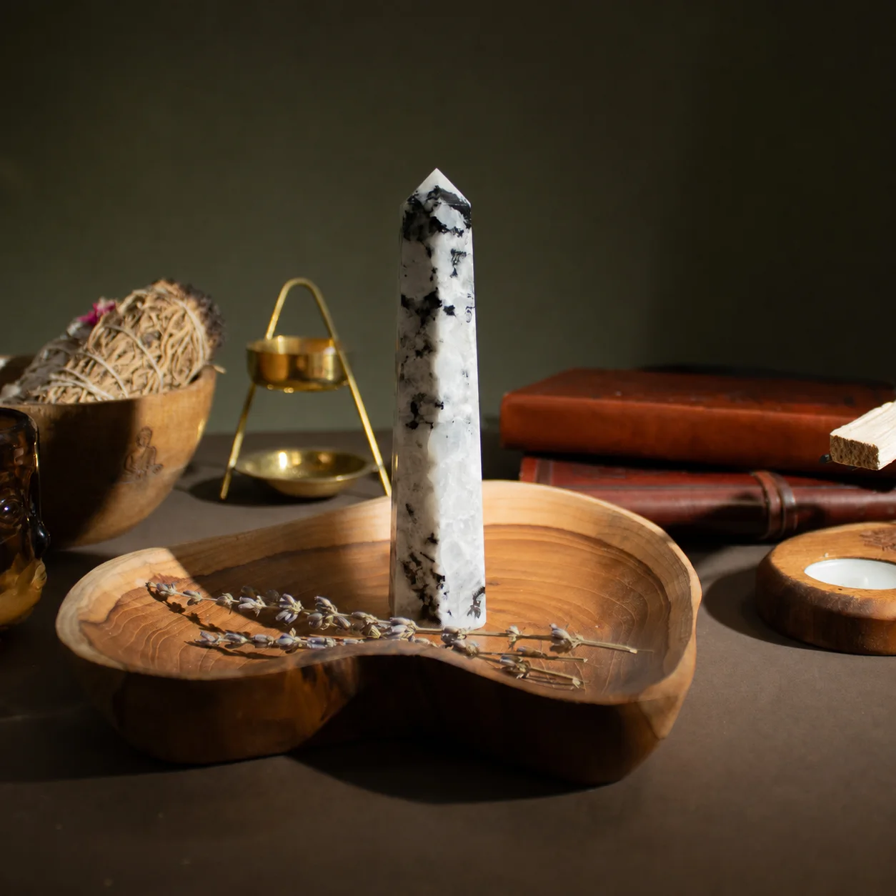 Šesťboký obelisk z dúhového mesačného kameňa, cca 17 cm – fotka 1