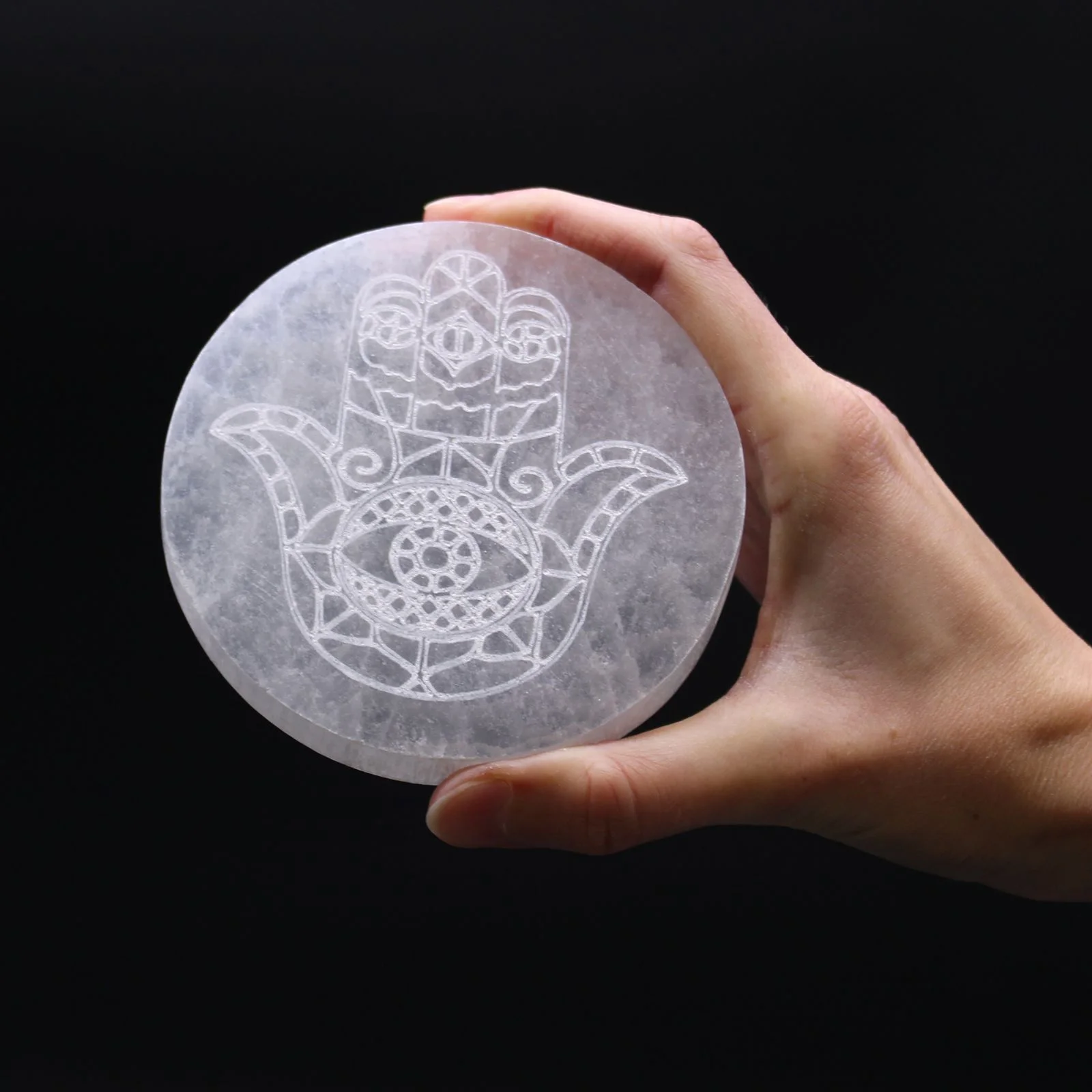 Stredná selenitová platňa 10 cm – Hamsa – fotka 1