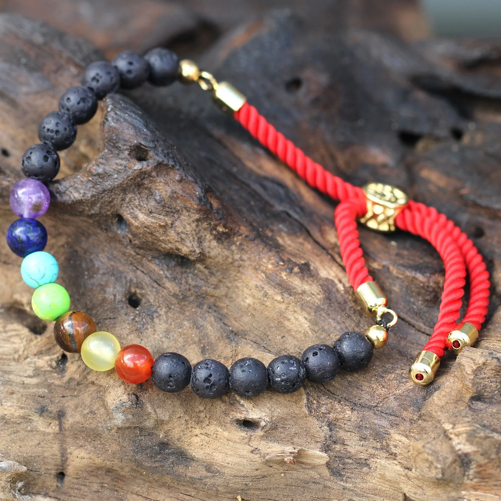 Šnúrkový náramok – lávový kameň Chakra, šnúrka Royal, pozlátený – fotka 3