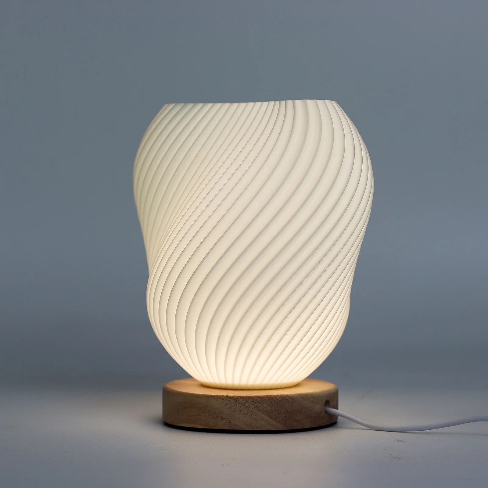 Lampa New Wave Shell Twisted – USB, 3 stupne jasu – fotka 1