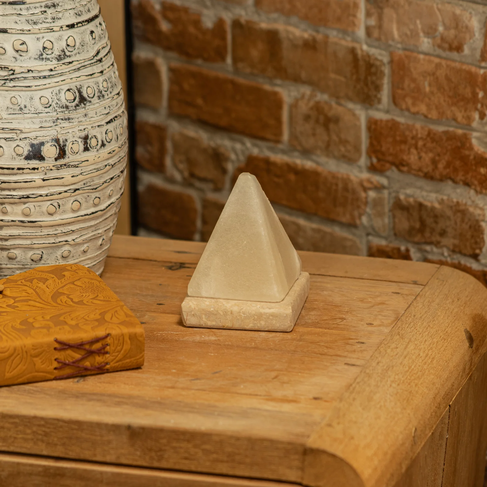 Soľná lampa Pyramída USB, 9 cm – biele svetlo – fotka 4