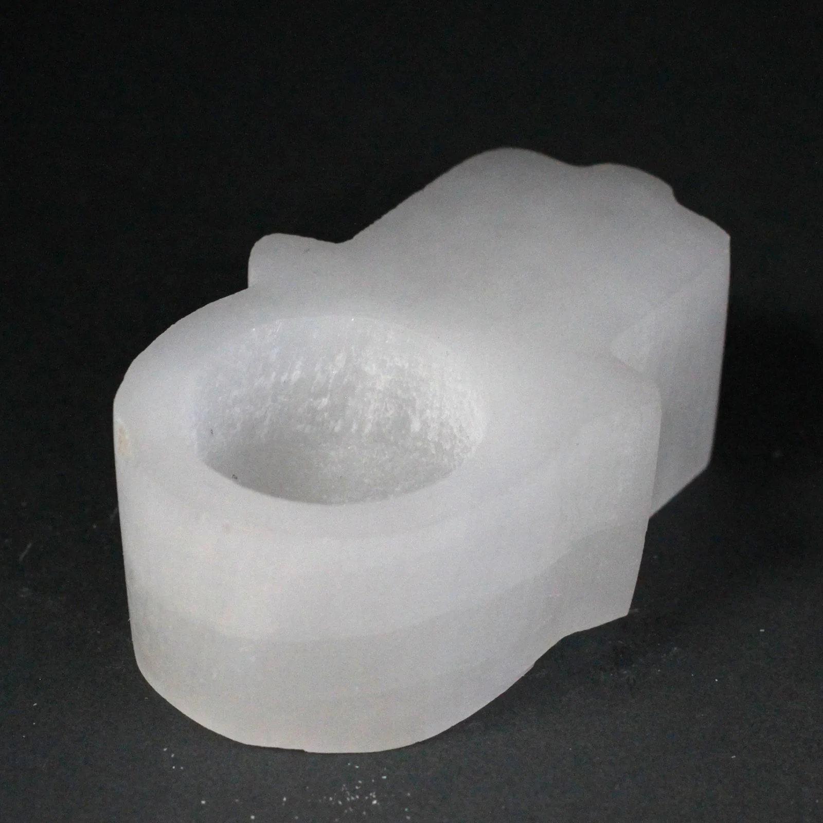Svietnik zo selenitu – hamsa, 10 × 6,5 × 3,5 cm – fotka 4