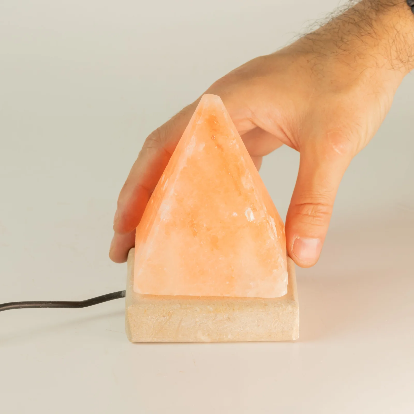 Soľná lampa Pyramída USB, 9 cm – biele svetlo – fotka 2