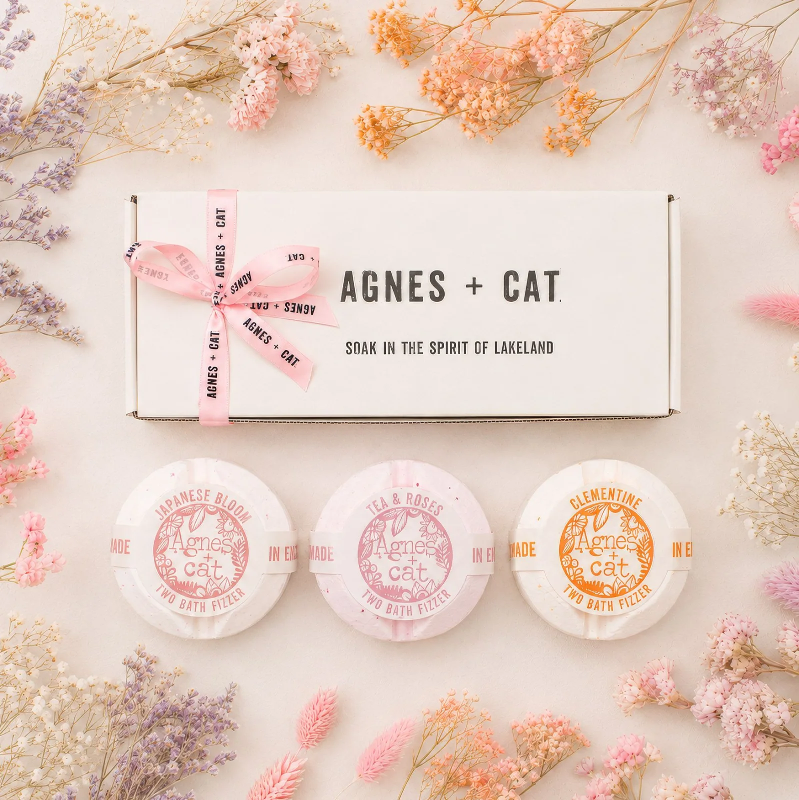 Darčeková sada bômb do kúpeľa Agnes + Cat – kvetinová a citrusová – fotka 2