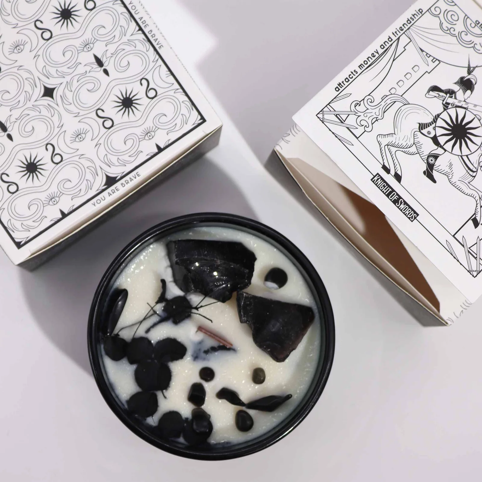 Sójová sviečka s kryštálom Hop Hare The King of Swords – čierny obsidián – fotka 3