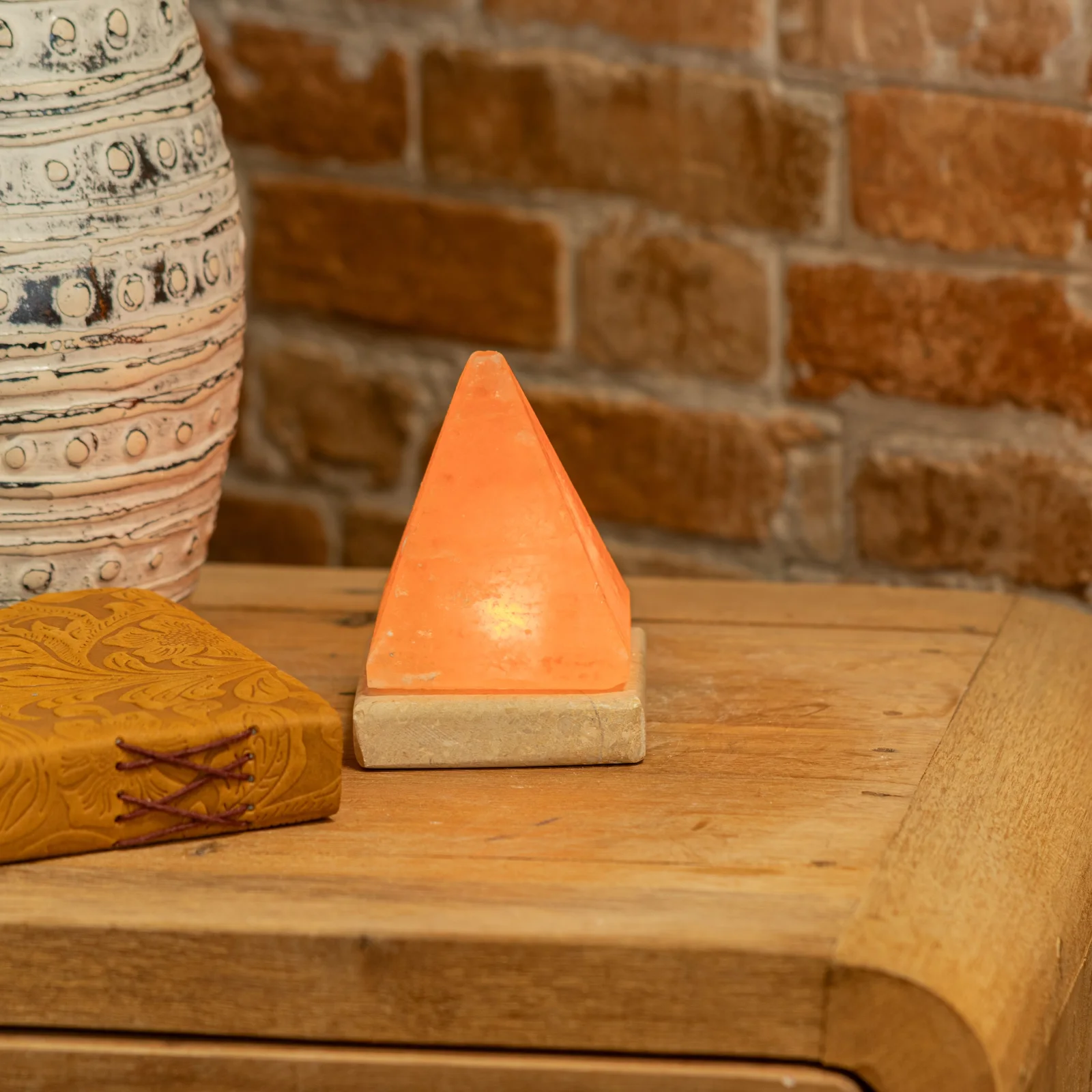 Soľná lampa Pyramída USB, 9 cm – biele svetlo – fotka 1