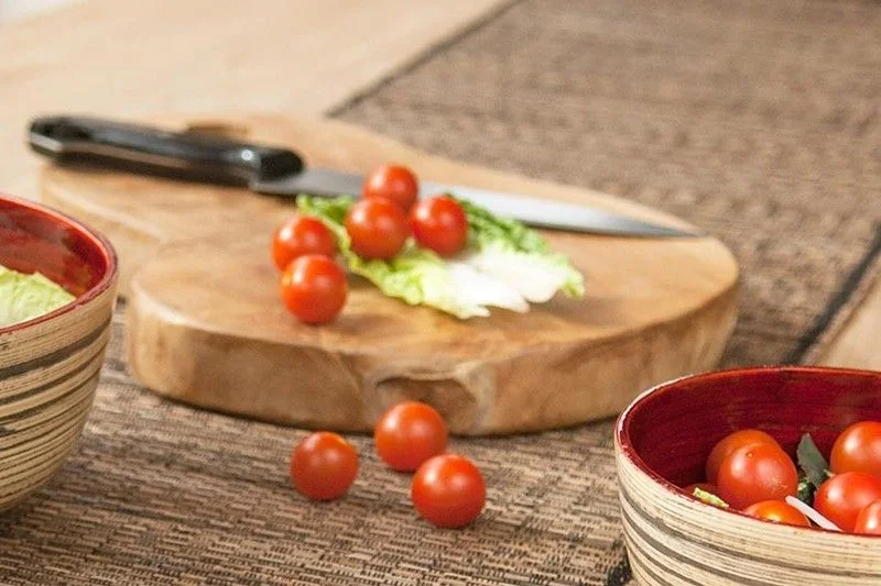 Doska na krájanie z tíkového dreva – 40 cm – fotka 2