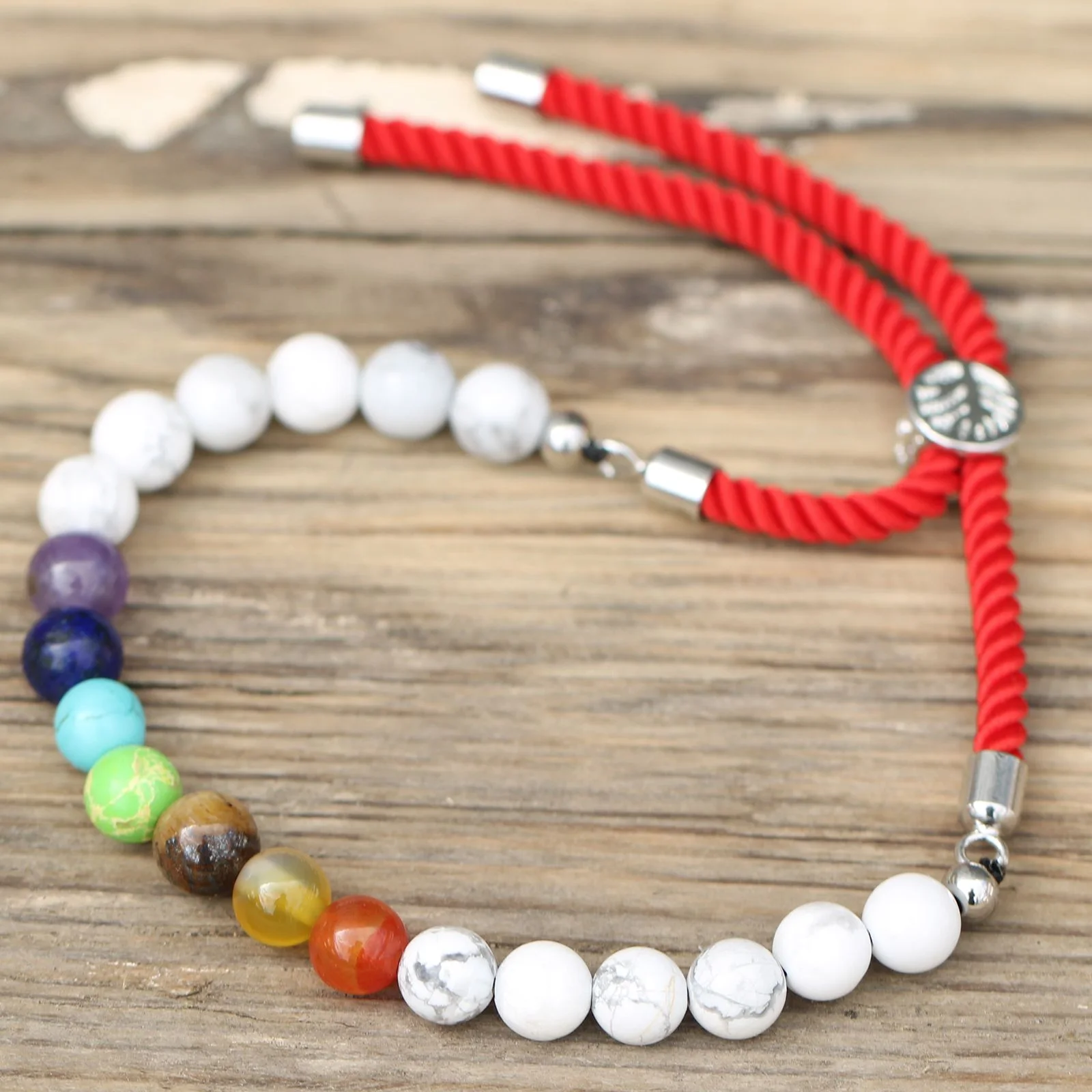 Šnúrkový náramok – biely howlit Chakra, šnúrka Royal Red, postriebrený – fotka 3