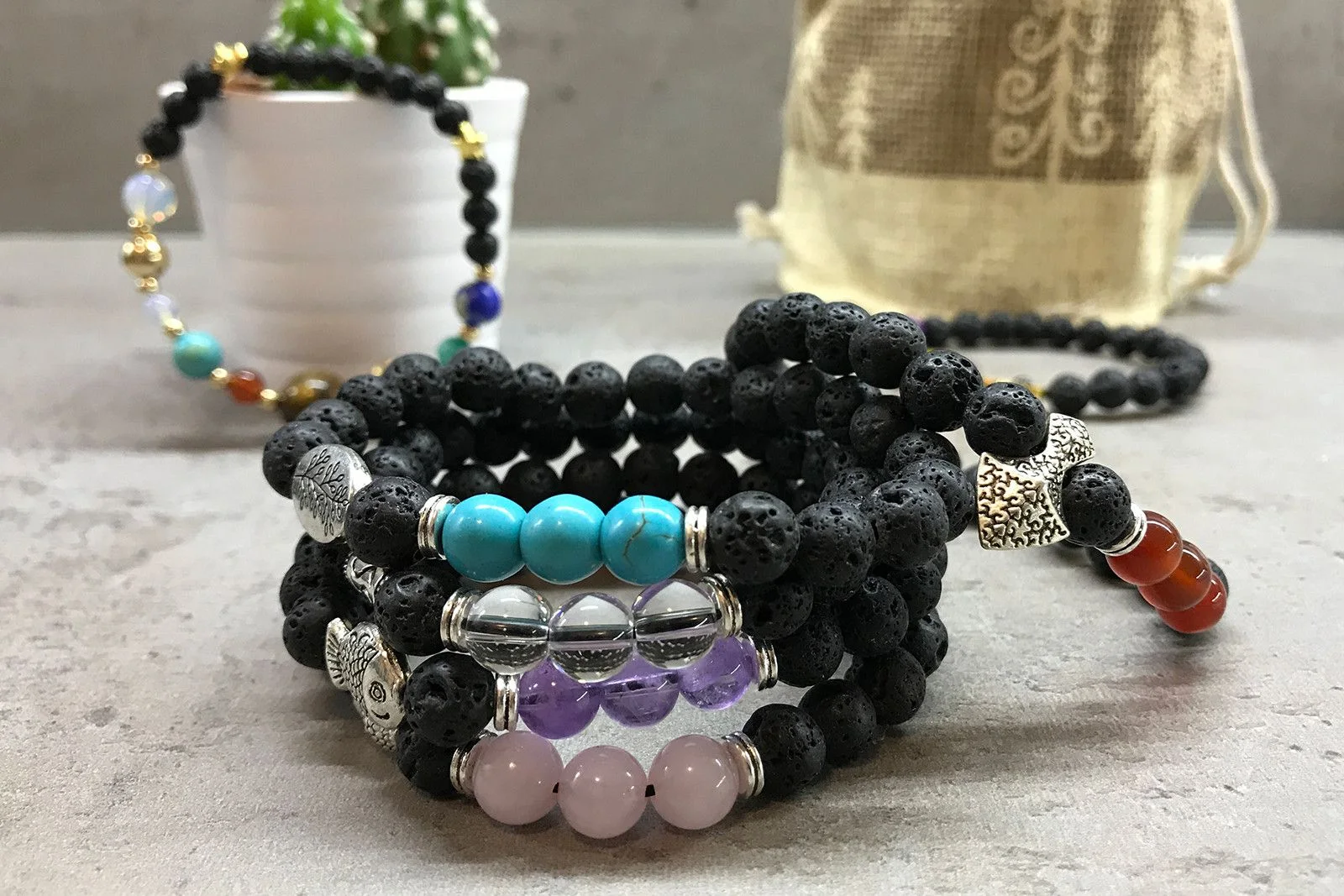 Náramok z lávového kameňa – hamsa a tigrie oko – fotka 3