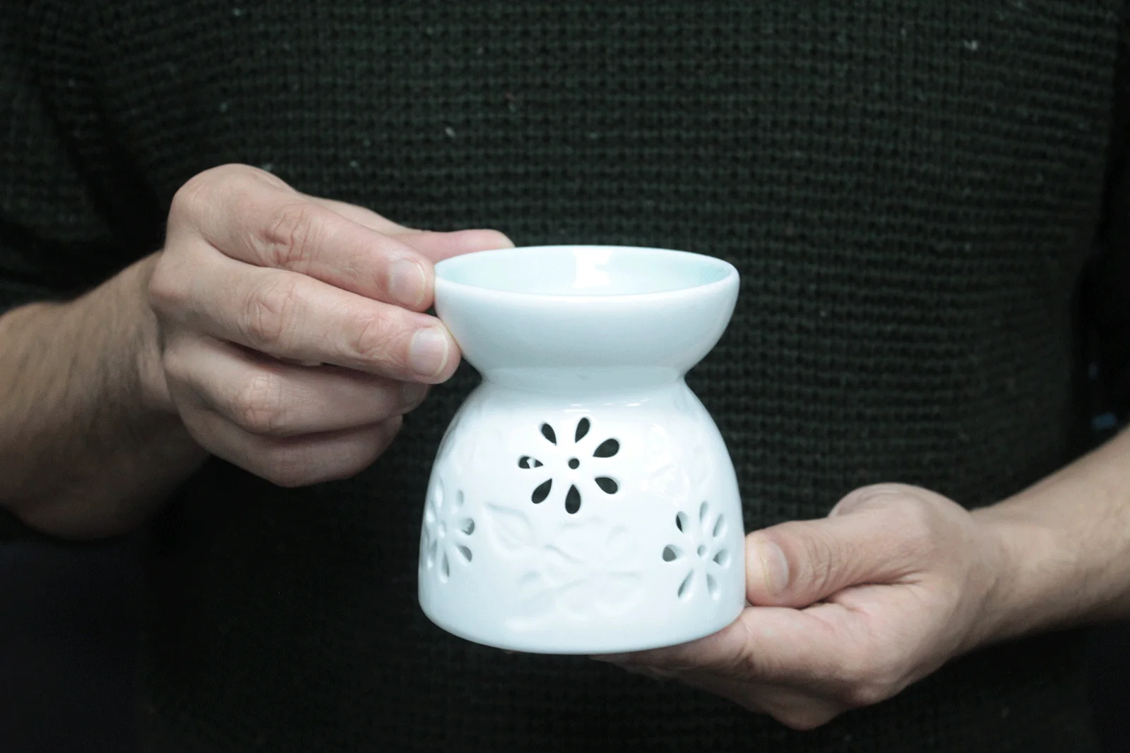 Biela keramická aromalampa – kvety, tyrkysová miska – fotka 2