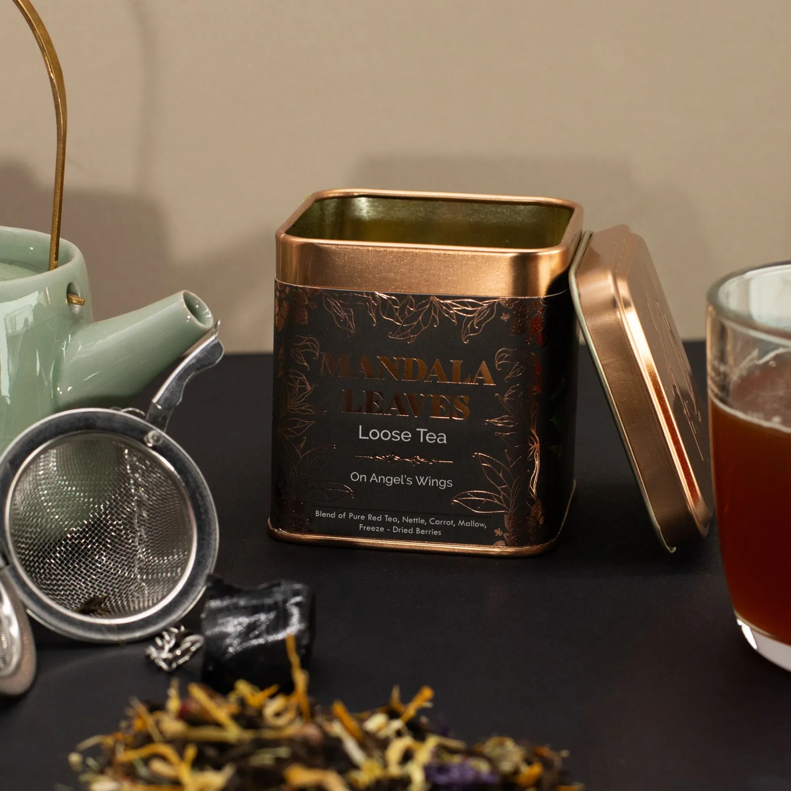 Ovocný čaj On Angels Wings – pu-erh, maté a bobule, 50 g, plechovka – fotka 9
