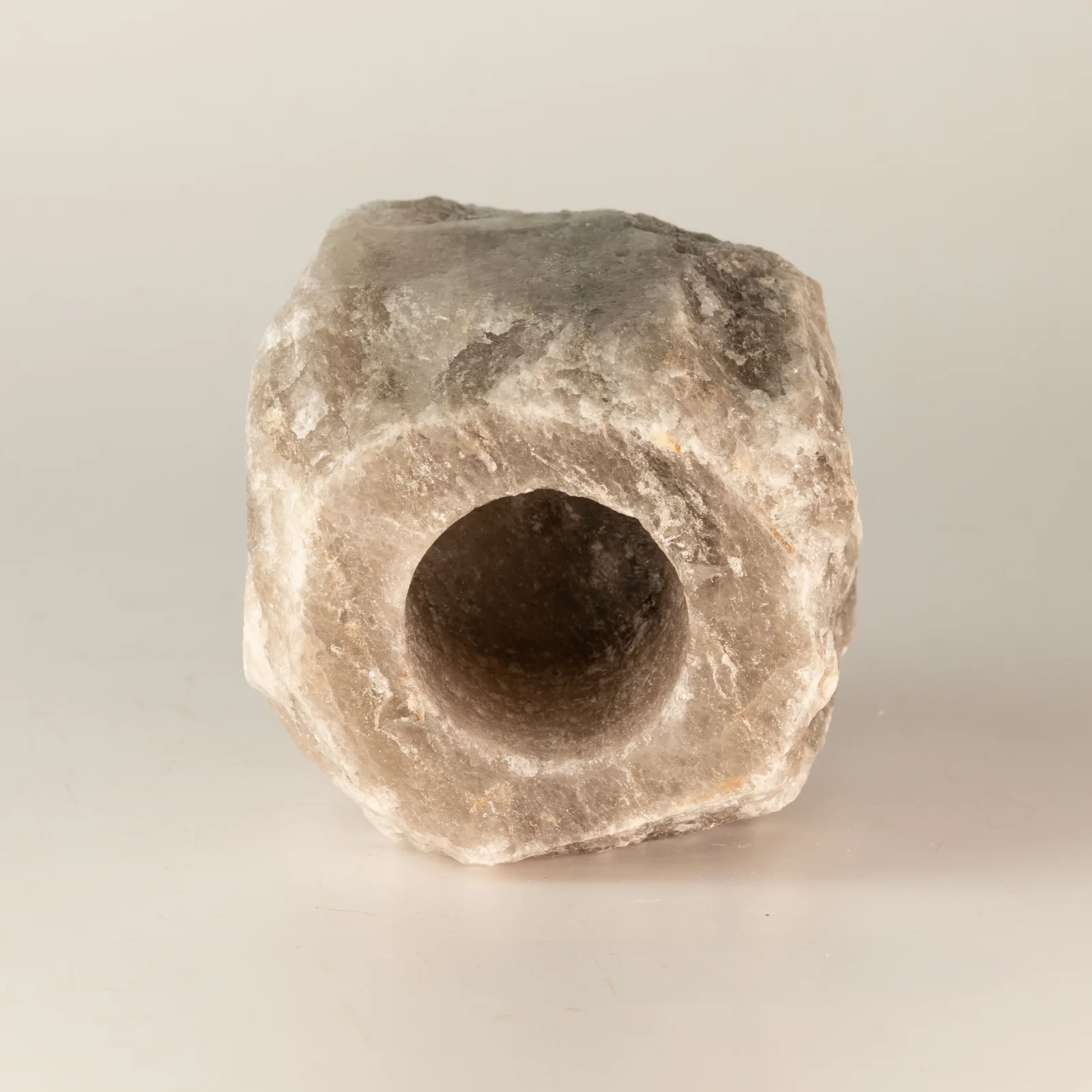 Svietnik z himalájskej soli – sivý, 7,5 × 8 cm – fotka 2