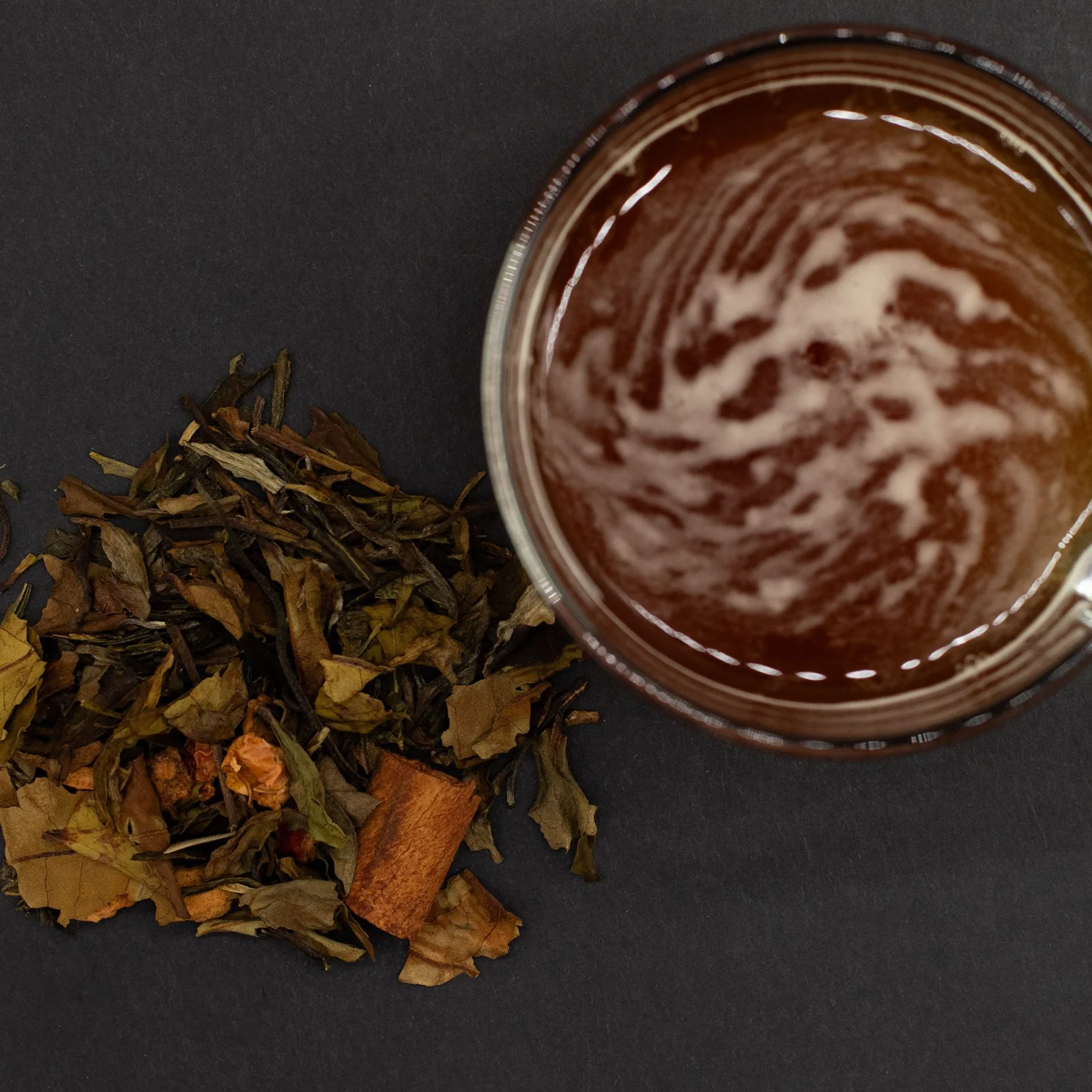 Zelený a biely čaj Eternal Elixir – jablko a škorica, 50 g, plechovka – fotka 6