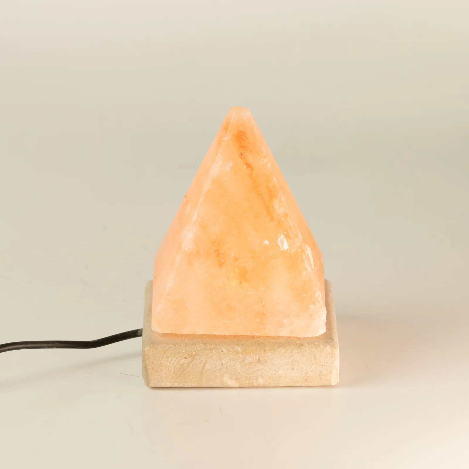 Soľná lampa Pyramída USB, 9 cm – biele svetlo – fotka 4