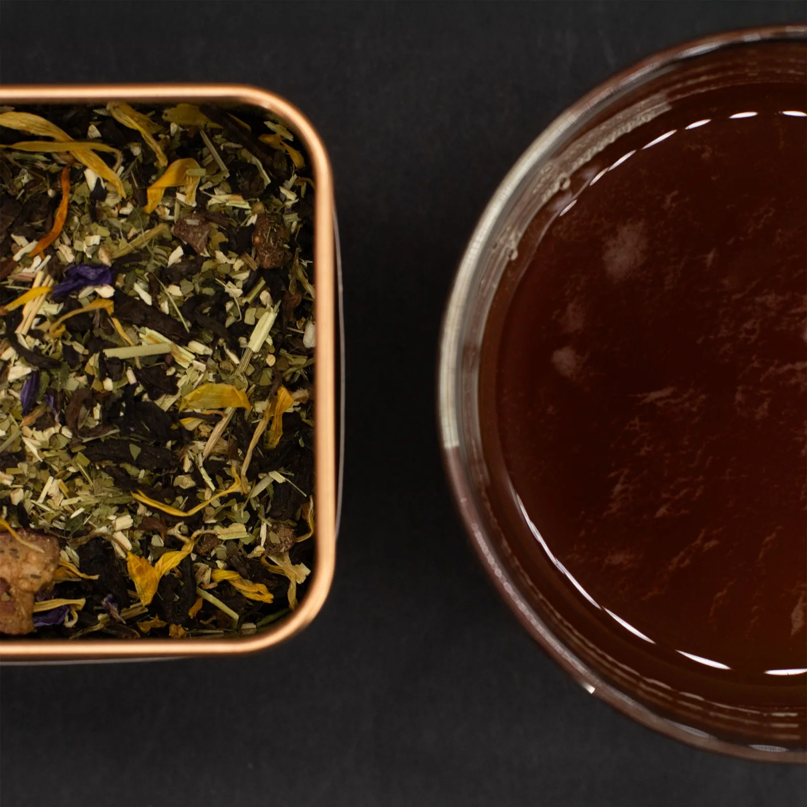 Ovocný čaj On Angels Wings – pu-erh, maté a bobule, 50 g, plechovka – fotka 10