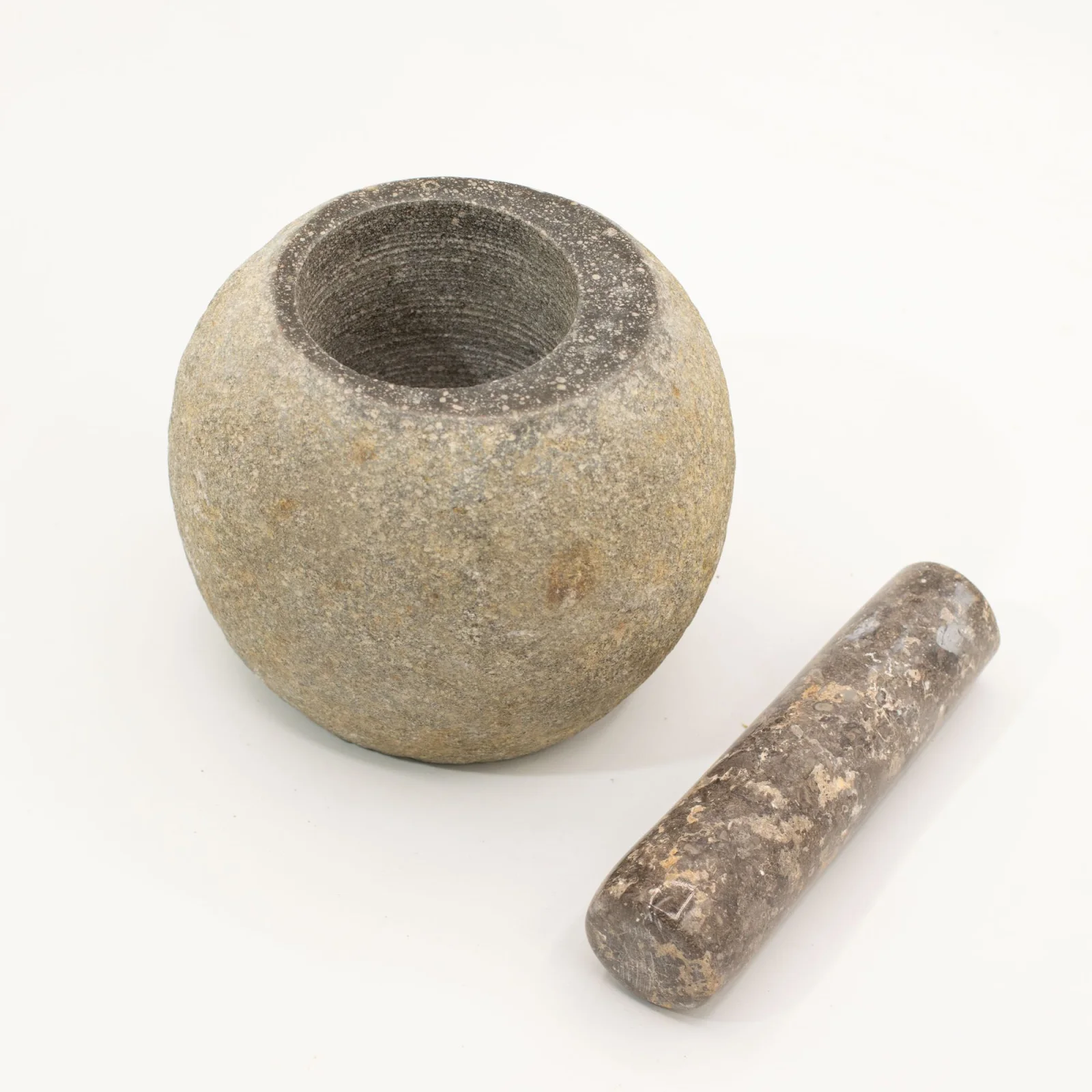 Dekoratívny mažiar s tĺkom z riečneho kameňa – veľký, cca 15 × 12 cm – fotka 2