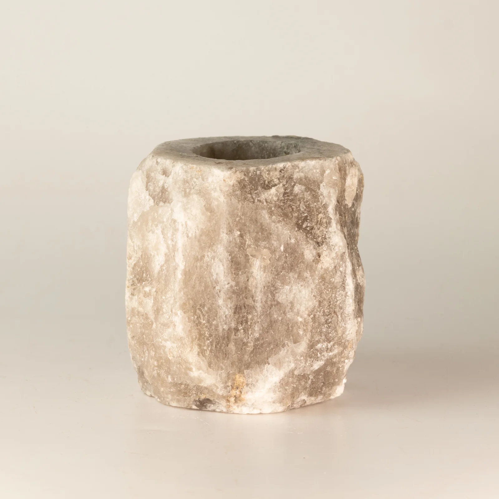 Svietnik z himalájskej soli – sivý, 7,5 × 8 cm – fotka 1