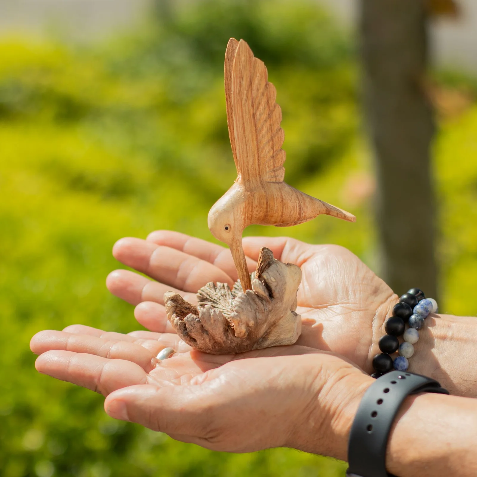 Drevená rezba Kolibrík – parazitové drevo – fotka 2