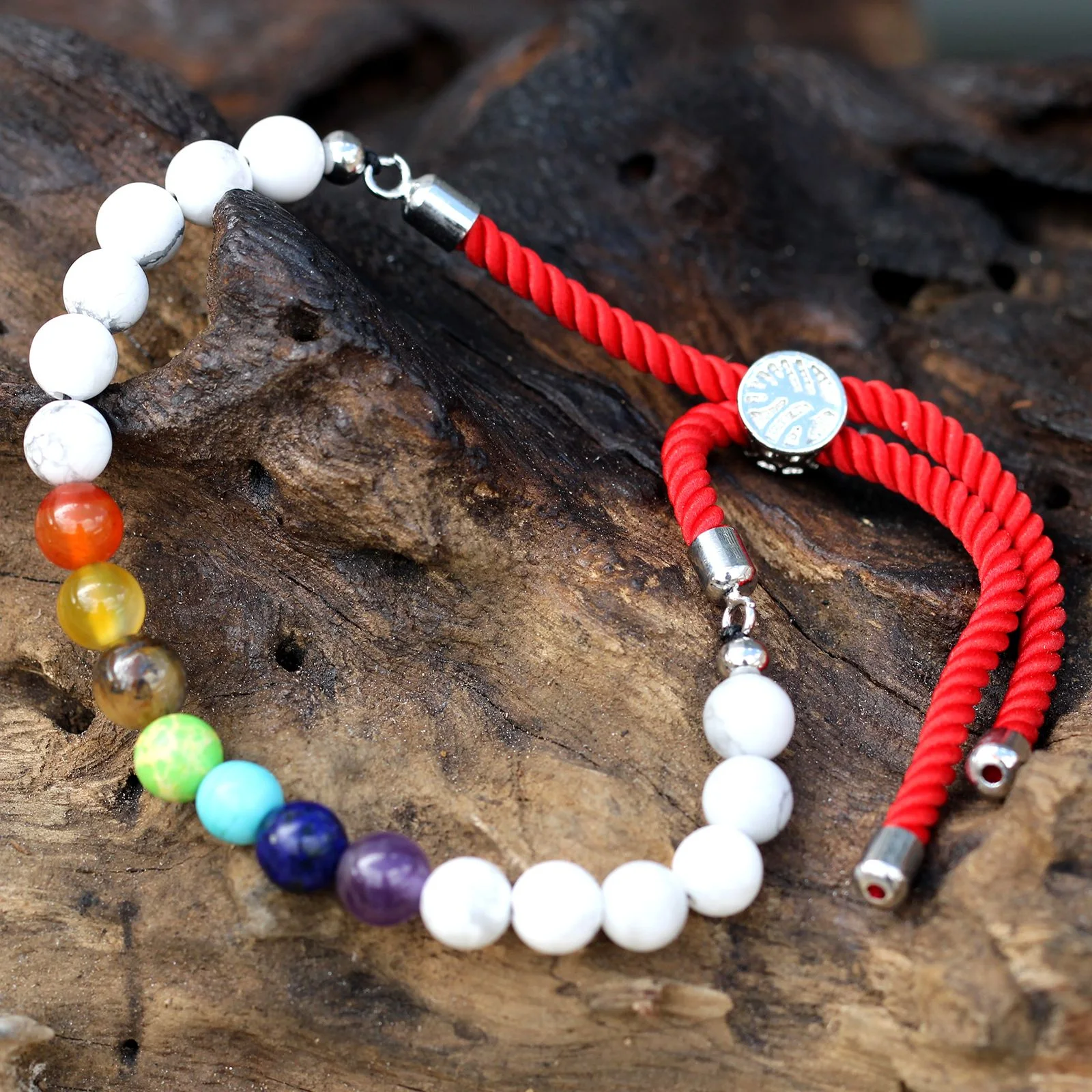 Šnúrkový náramok – biely howlit Chakra, šnúrka Royal Red, postriebrený – fotka 2