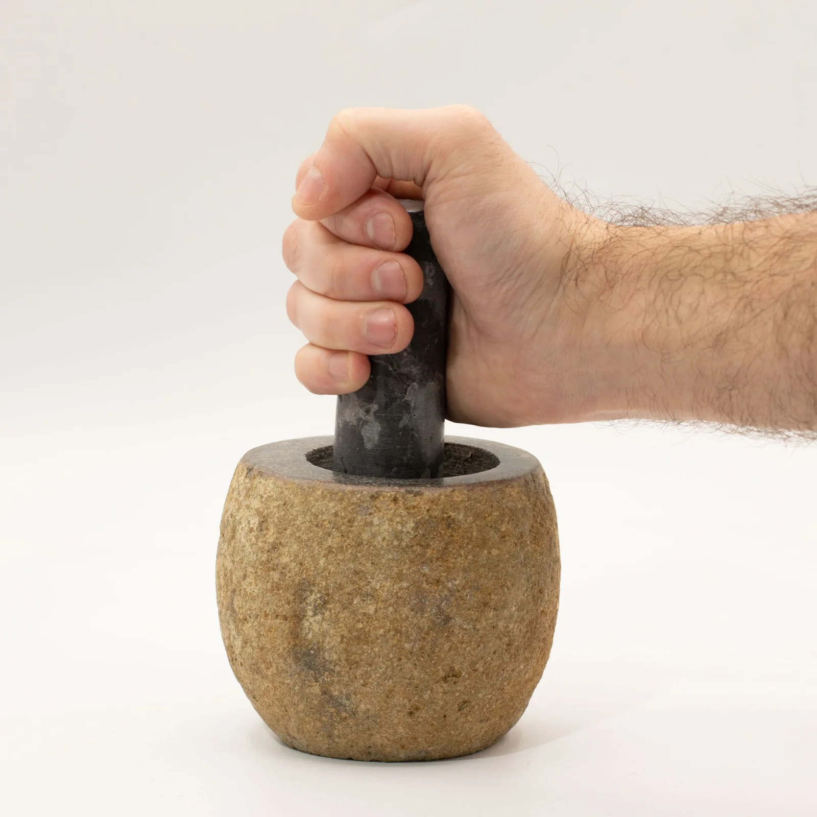 Dekoratívny mažiar s tĺkom z riečneho kameňa – malý, cca 9 × 7 cm – fotka 6