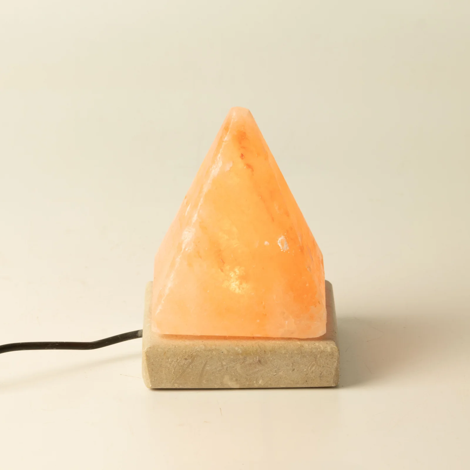 Soľná lampa Pyramída USB, 9 cm – biele svetlo – fotka 3