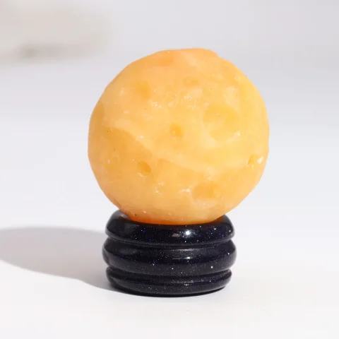 Planéta Saturn z žltého jade na stojane z goldstonu, 40 mm