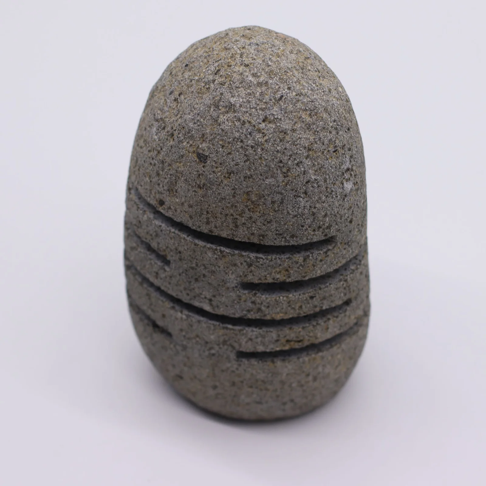 Svietnik z riečneho kameňa – stojaci kameň s výrezmi, 10 × 13 × 22 cm – fotka 4