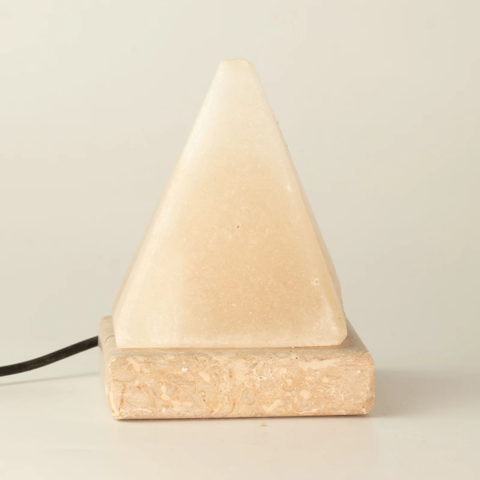Soľná lampa Pyramída USB, 9 cm – biele svetlo – fotka 1