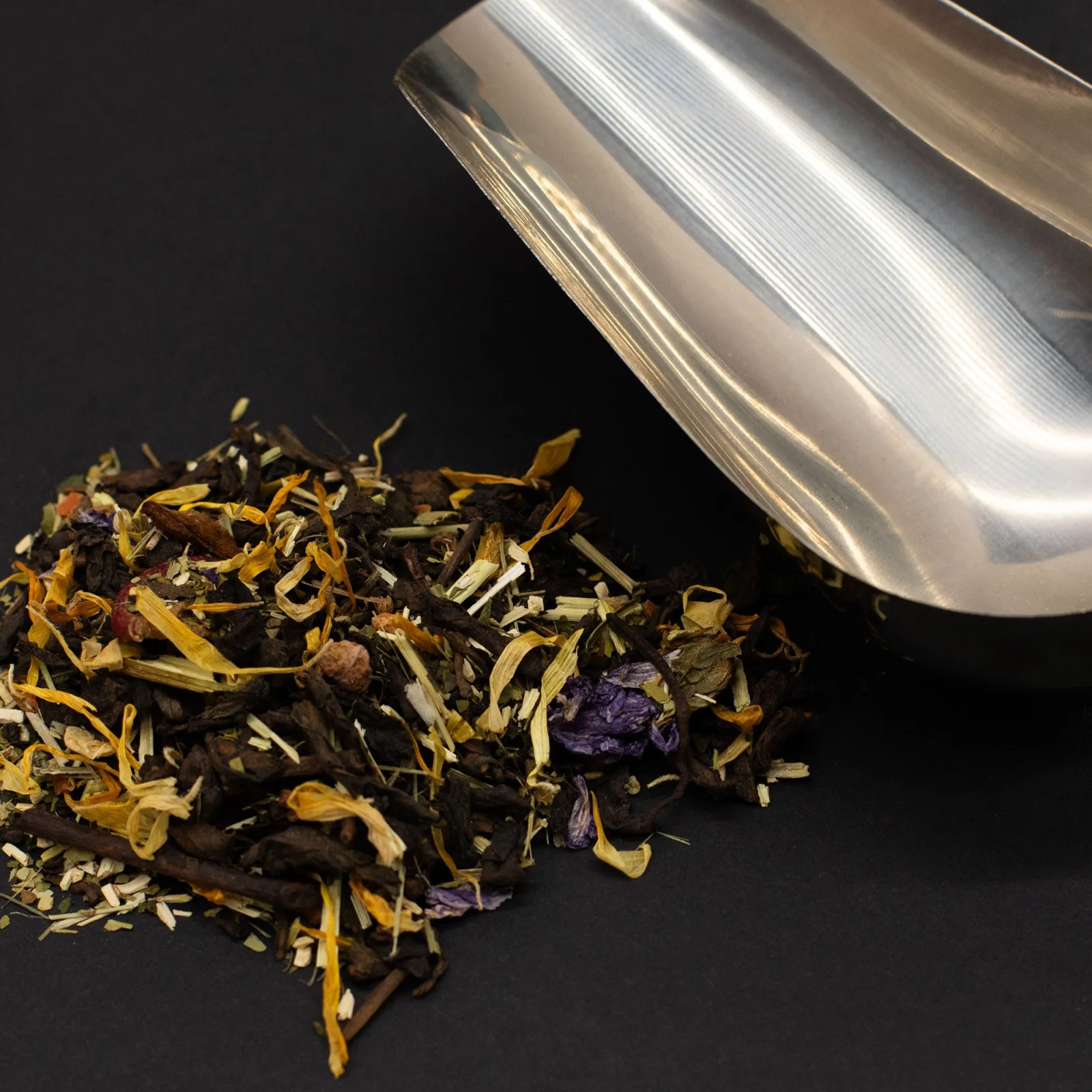 Ovocný čaj On Angels Wings – pu-erh, maté a bobule, 50 g, plechovka – fotka 8