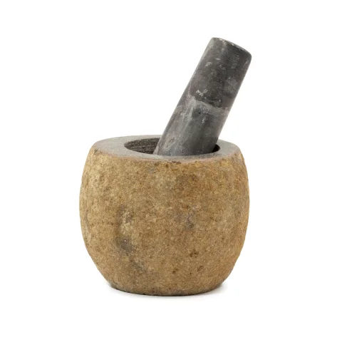 Dekoratívny mažiar s tĺkom z riečneho kameňa – malý, cca 9 × 7 cm