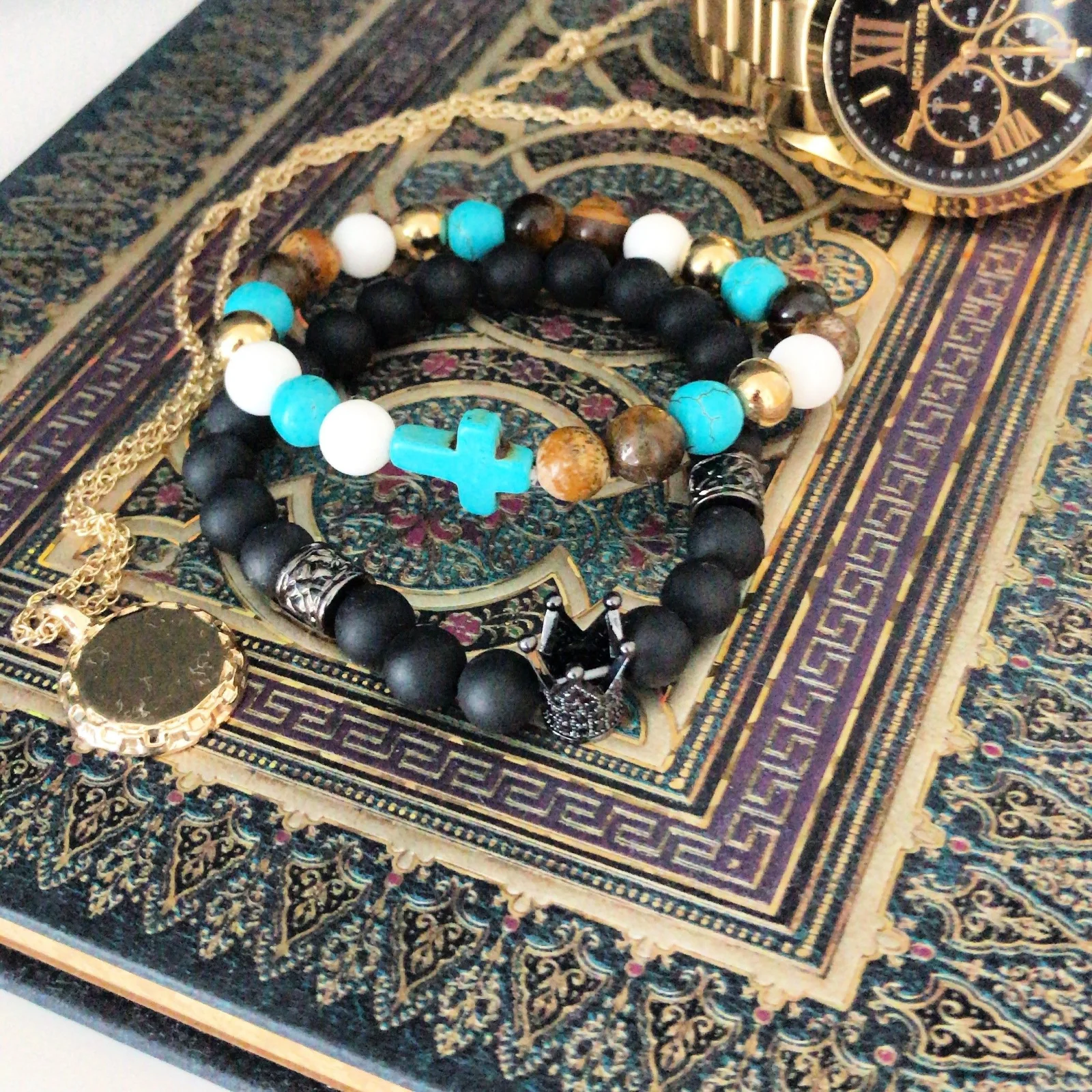 Náramok Boho z lávového kameňa – zlatá hamsa – fotka 2