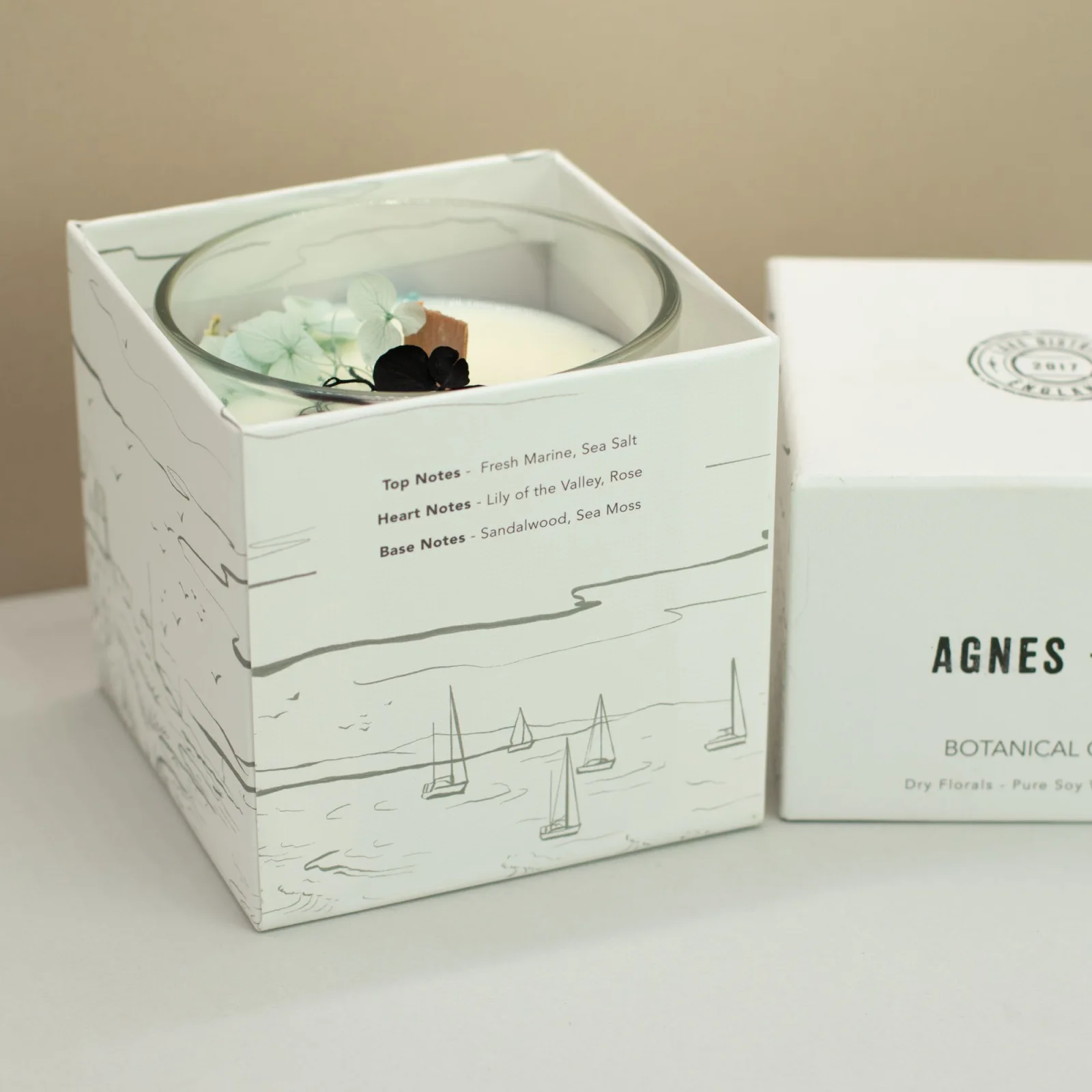 Sójová sviečka s kvetmi Agnes + Cat Seasalt & Moss – morská soľ a konvalinka – fotka 3