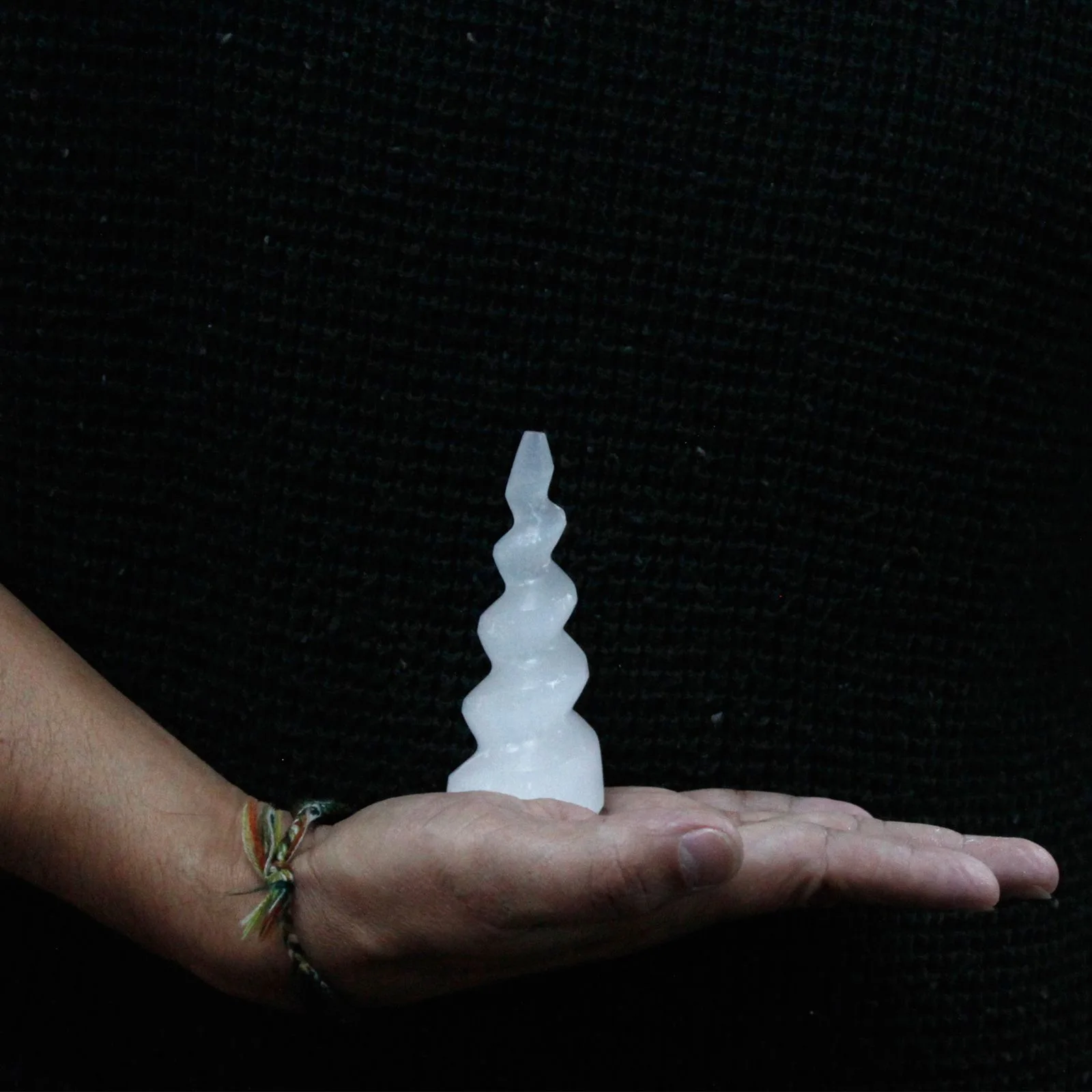 Selenitová veža Unicorn Horn – špirálová, 10 cm – fotka 3