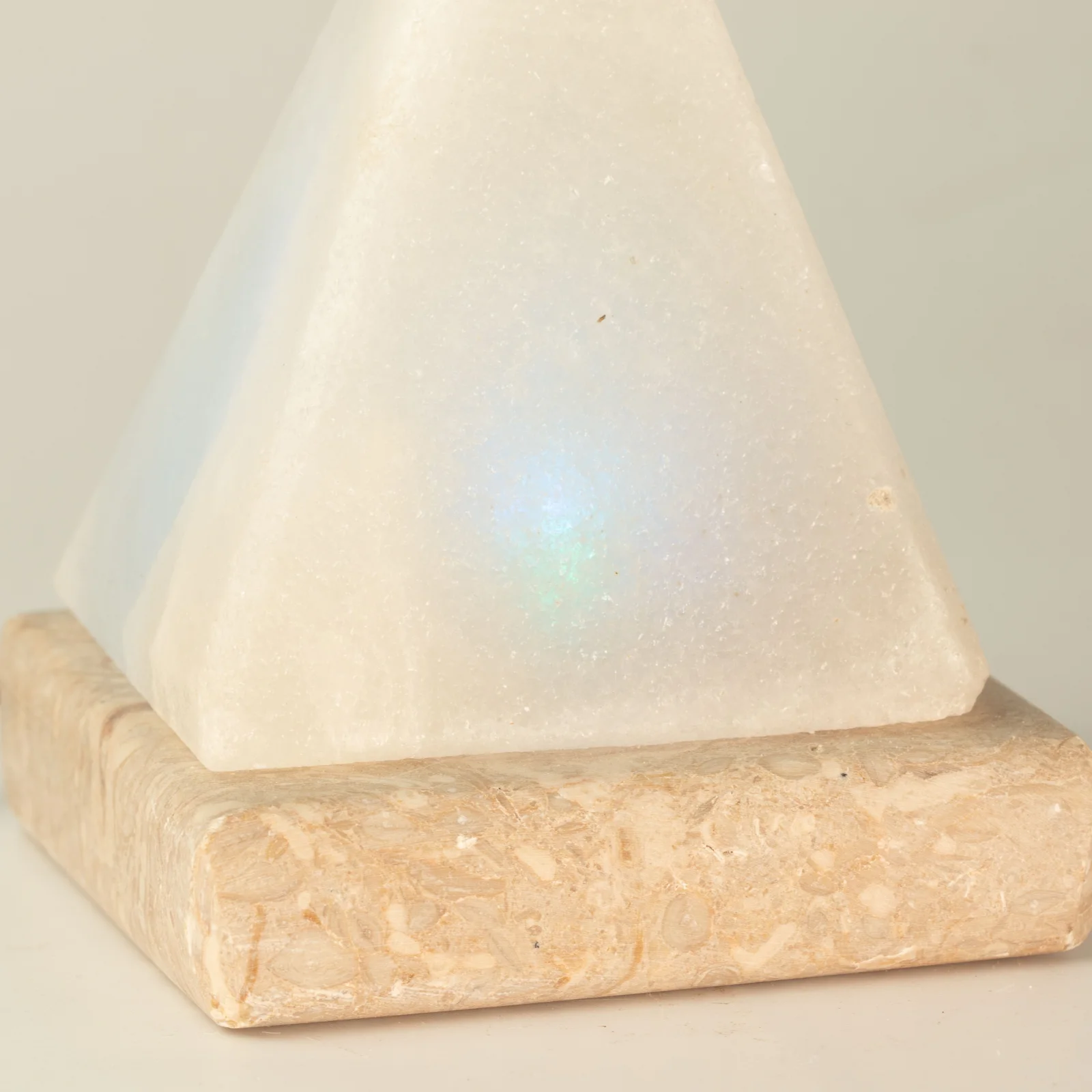 Soľná lampa Pyramída USB, 9 cm – biele svetlo – fotka 5