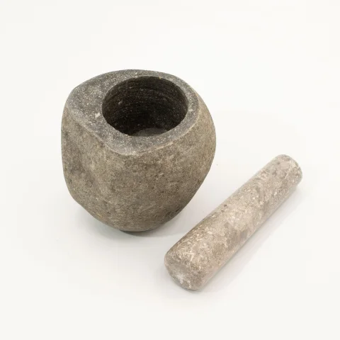 Dekoratívny mažiar s tĺkom z riečneho kameňa – stredný, cca 12 × 8 cm