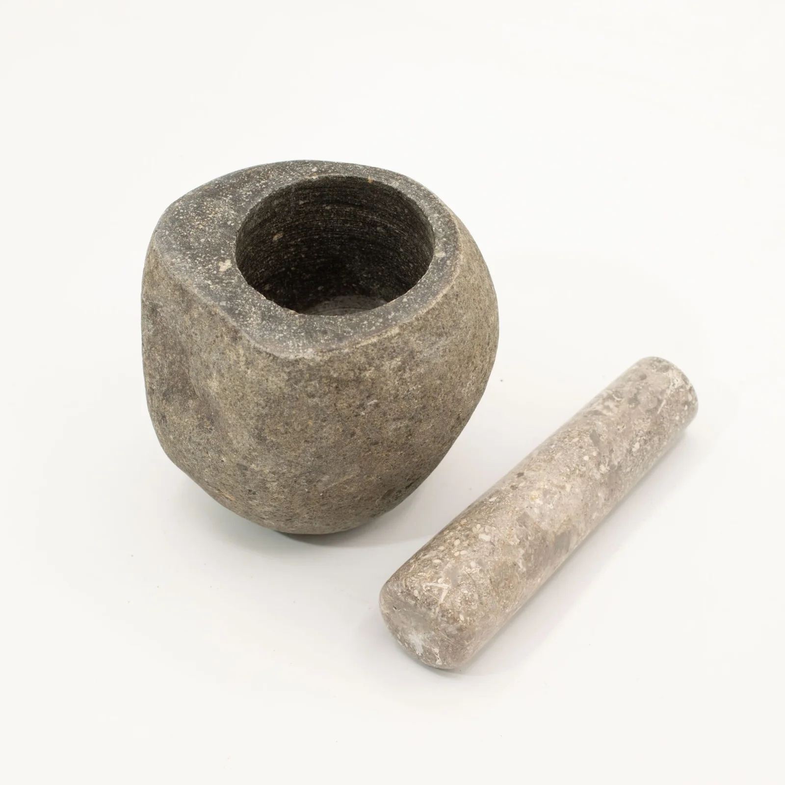 Dekoratívny mažiar s tĺkom z riečneho kameňa – stredný, cca 12 × 8 cm – fotka 1