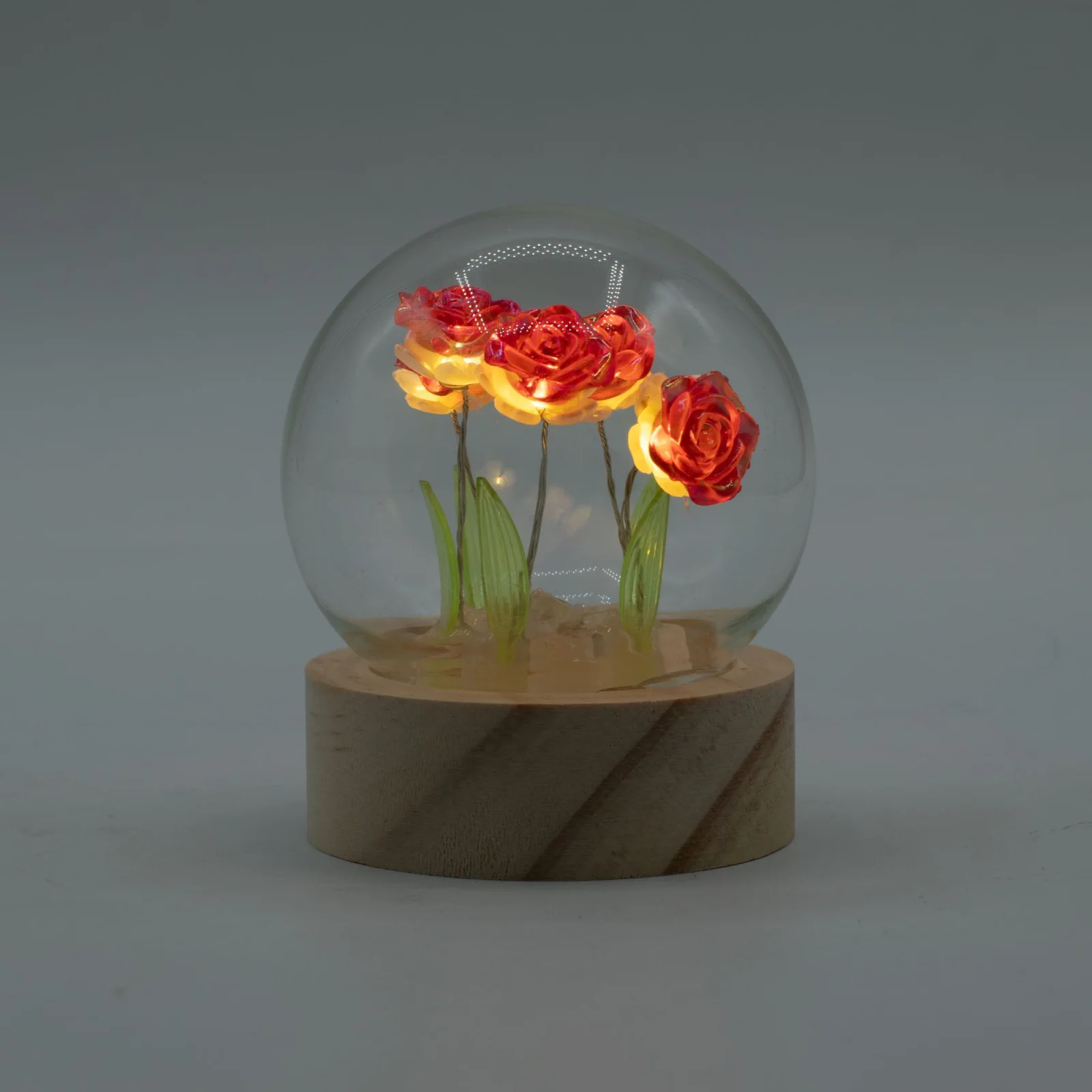 Floral Glow – LED kupola, 5 červených ruží, na batérie – fotka 5