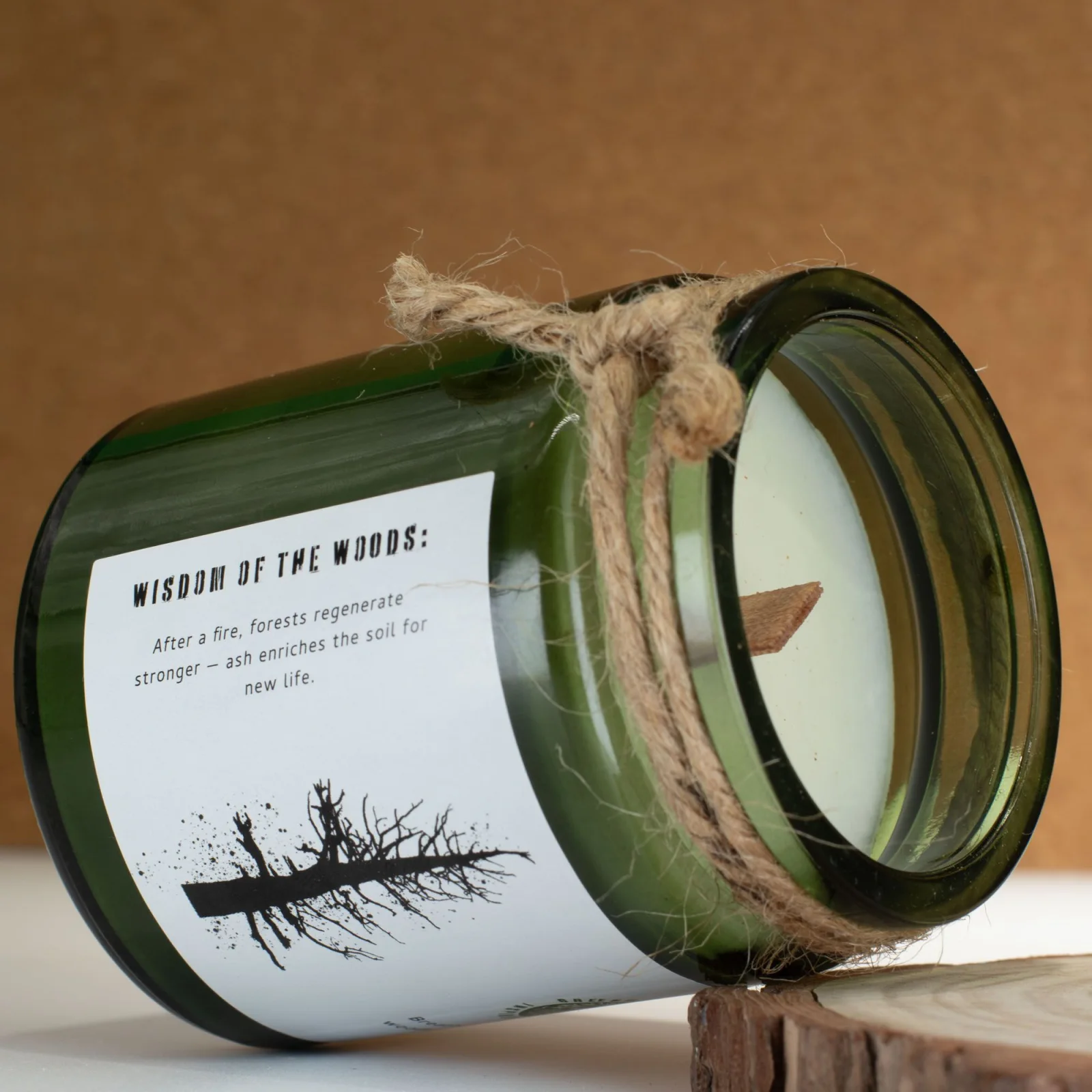 Sójová sviečka Greenman Ash & Woodsmoke – dym a drevo – fotka 4