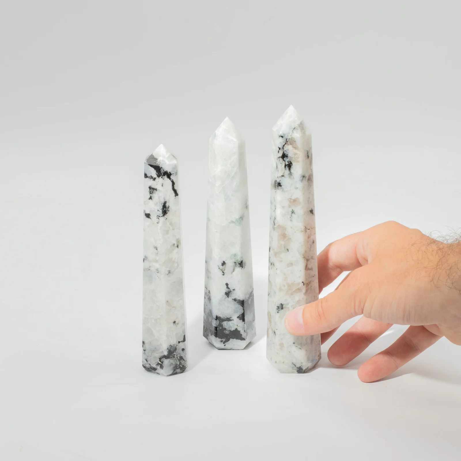 Šesťboký obelisk z dúhového mesačného kameňa, cca 17 cm – fotka 2