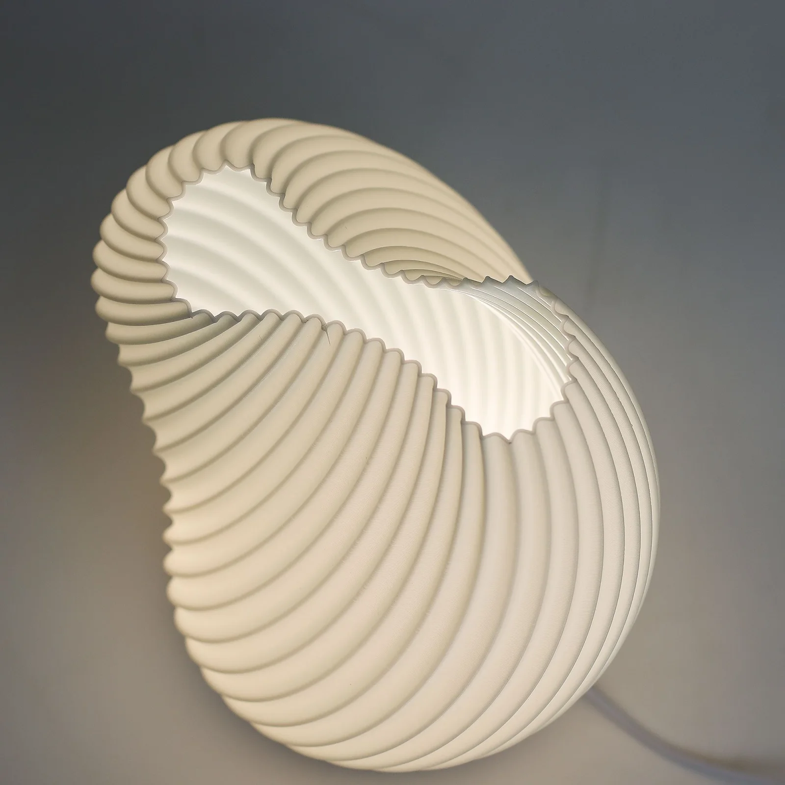 Lampa New Wave Shell Twisted – USB, 3 stupne jasu – fotka 4