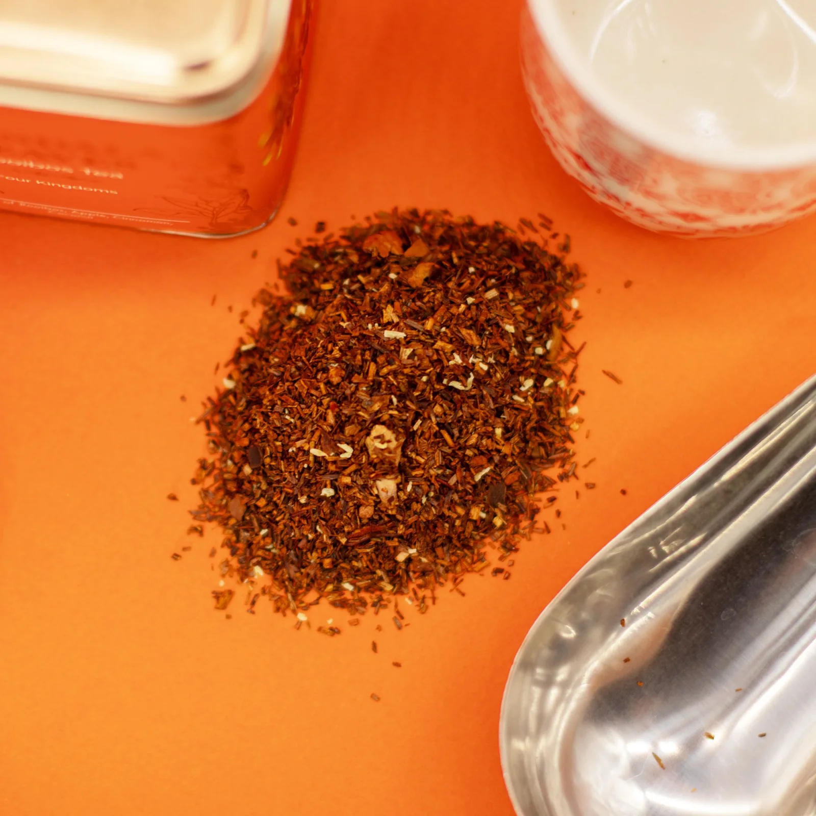 Rooibos Four Kingdoms – jablko, škorica a kokos, 50 g, plechovka – fotka 9