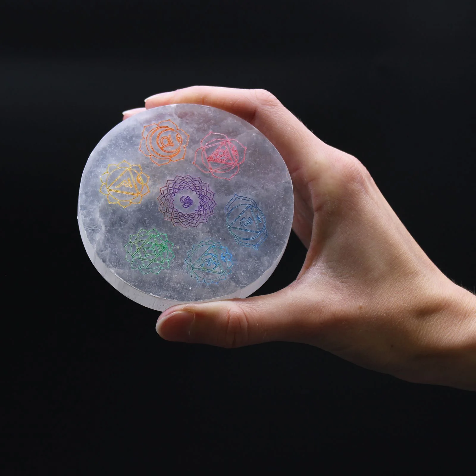 Selenitová podložka 8 cm – Chakra, farebná – fotka 1