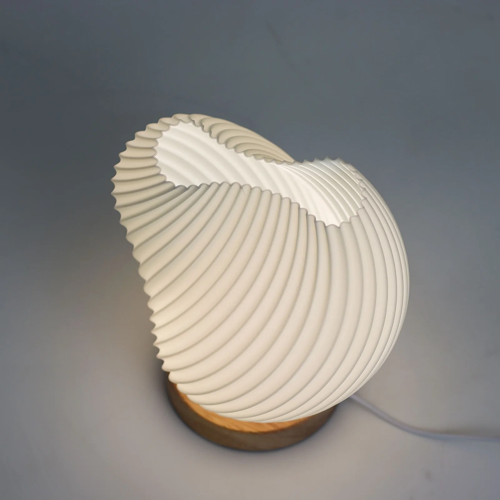 Lampa New Wave Shell Twisted – USB, 3 stupne jasu – fotka 3
