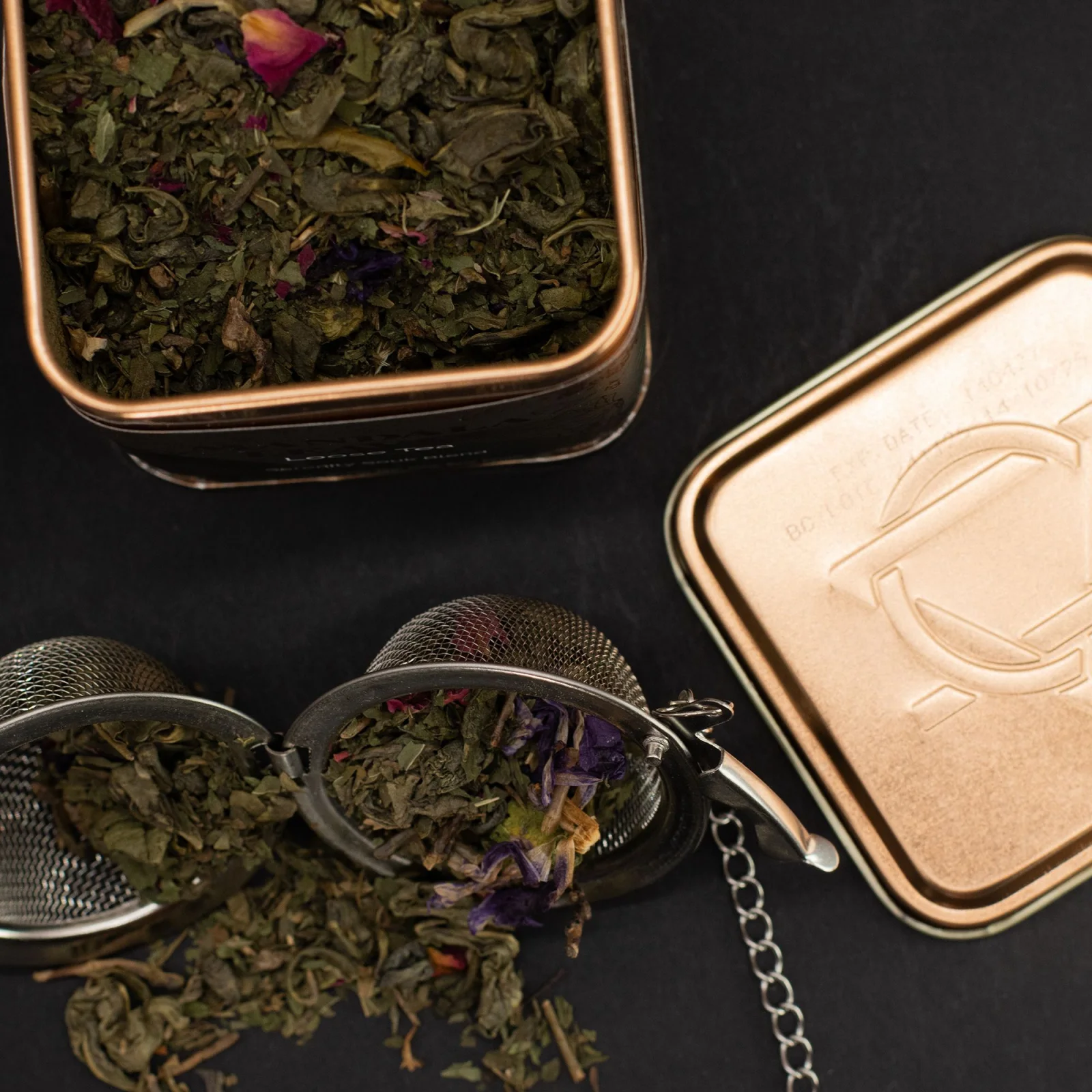 Zelený čaj Serenity Souk – mäta a ružové lupienky, 50 g, plechovka – fotka 7