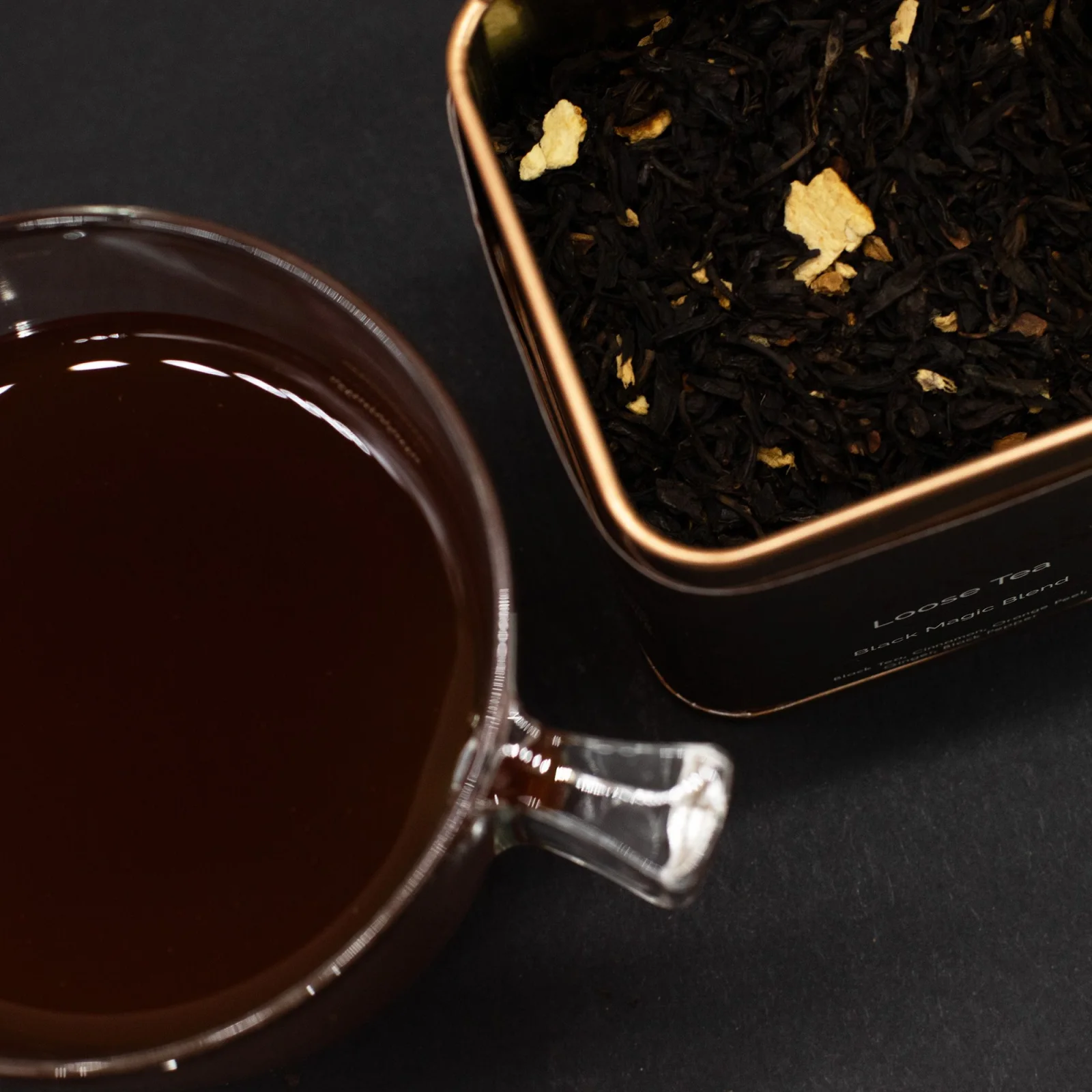 Čierny čaj Black Magic Blend – škorica a zázvor, 50 g, plechovka – fotka 4